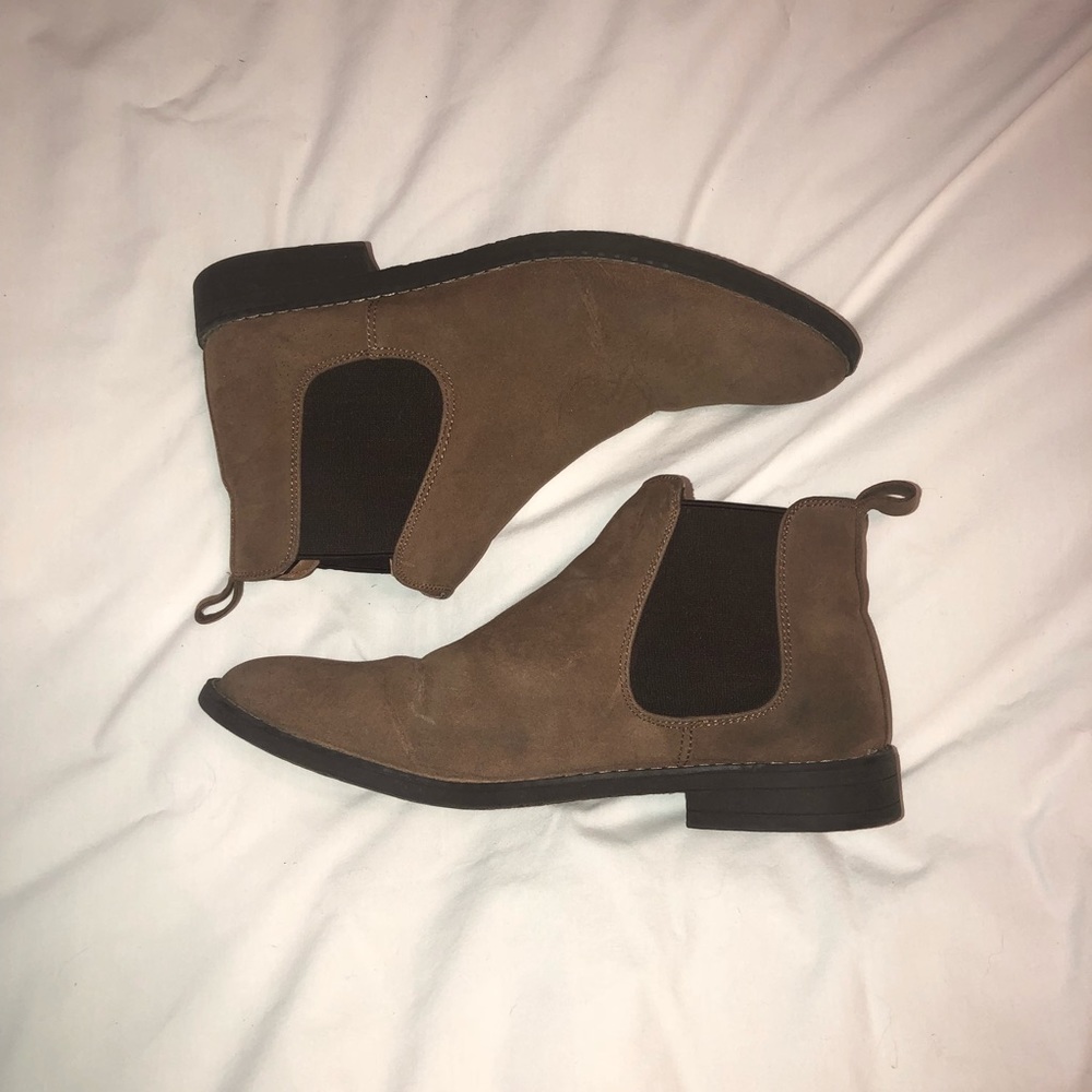 CHELSEA BOOTS